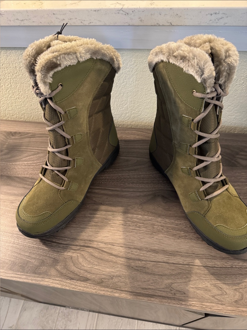 Columbia (RET $80) Olive Green Lace-Up Winter Boots with Faux Fur, Womens 11 - Picture 4 of 10